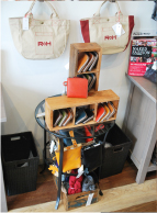 鞄・雑貨　テーブル周り店内の様子